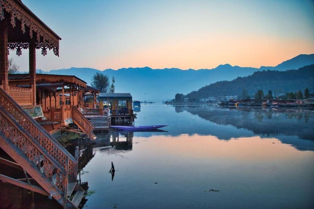 Hotel Heritage Amina Group Of Houseboats Srīnagar Exterior foto
