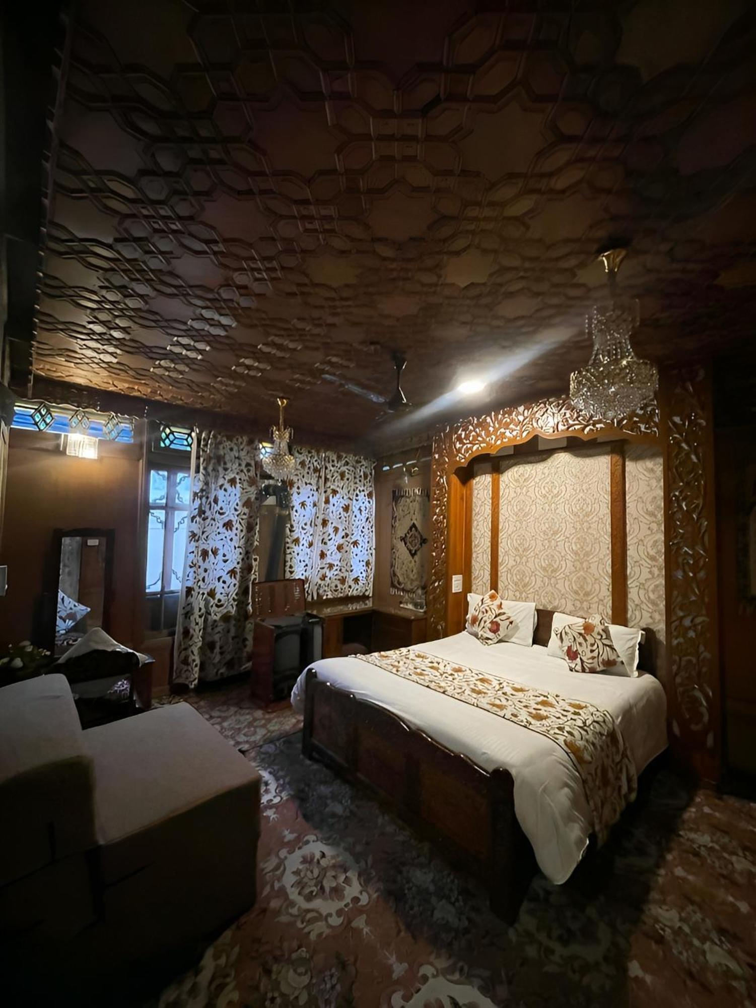 Hotel Heritage Amina Group Of Houseboats Srīnagar Exterior foto