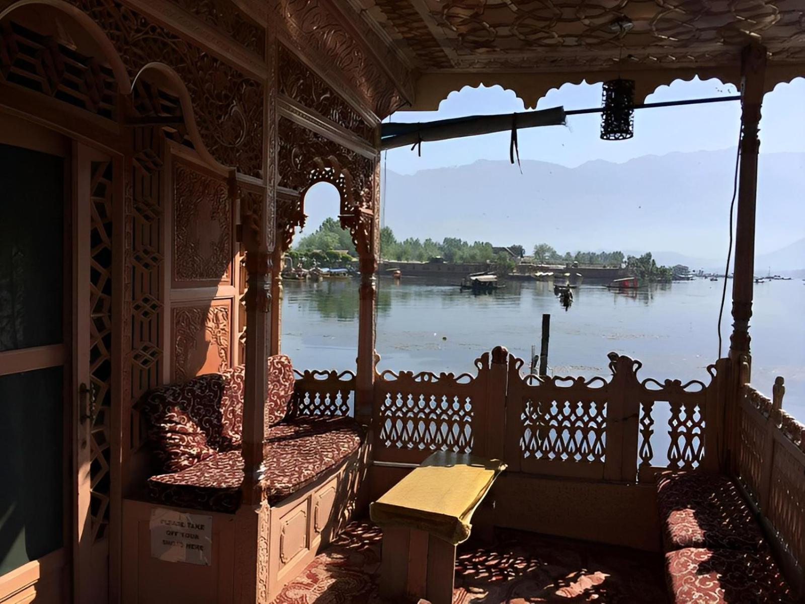Hotel Heritage Amina Group Of Houseboats Srīnagar Exterior foto