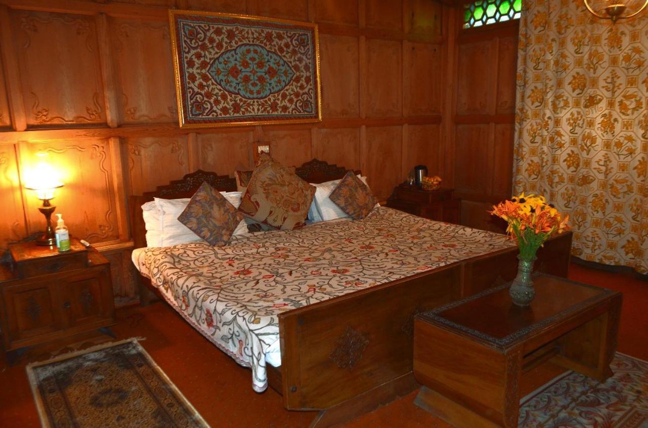 Hotel Heritage Amina Group Of Houseboats Srīnagar Exterior foto