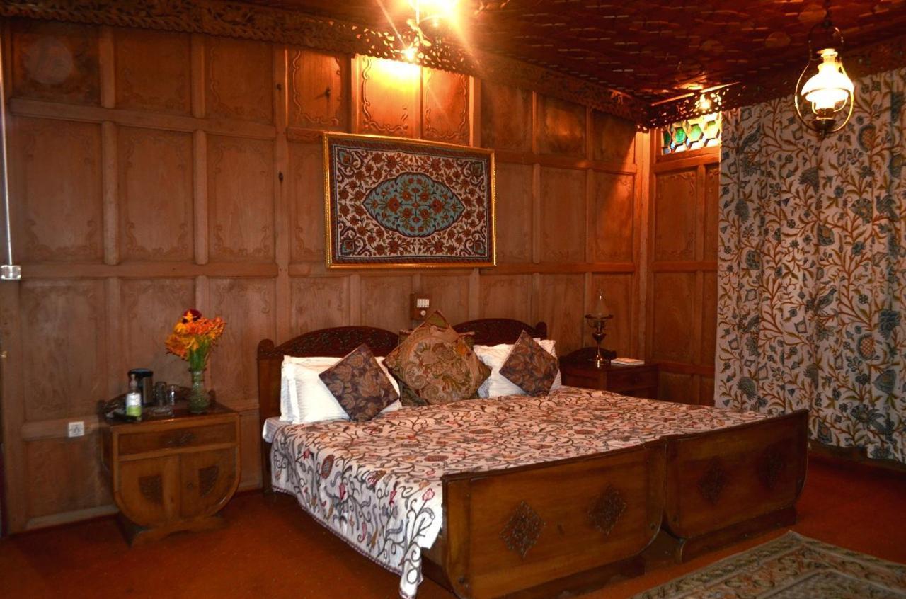 Hotel Heritage Amina Group Of Houseboats Srīnagar Exterior foto