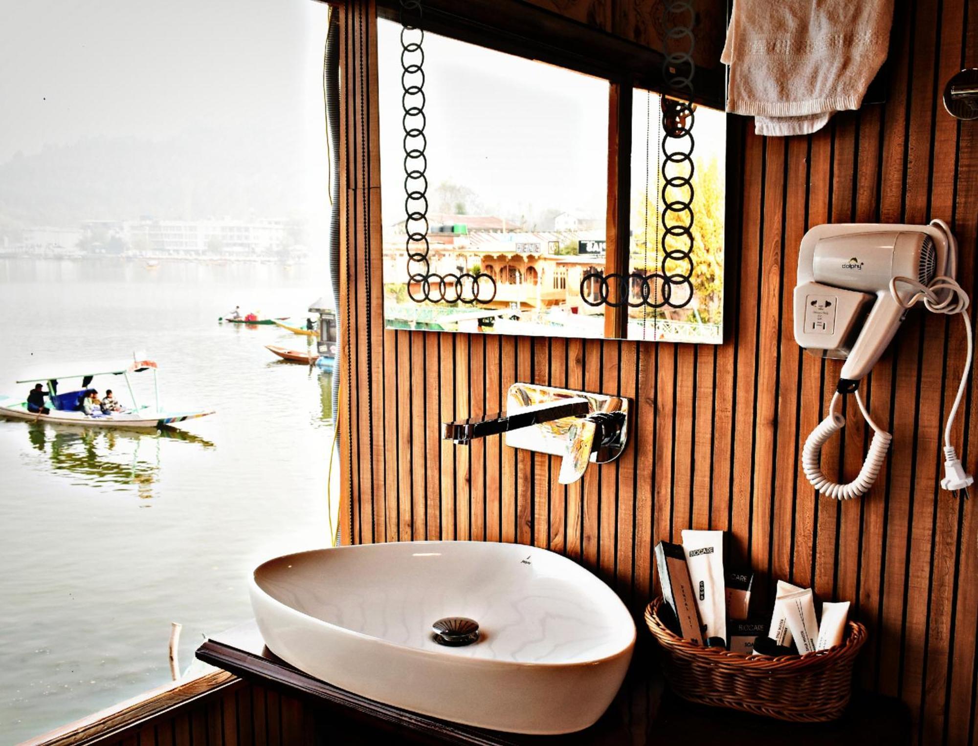 Hotel Heritage Amina Group Of Houseboats Srīnagar Exterior foto